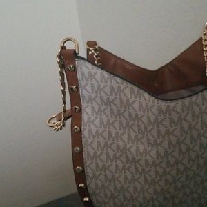 Meet your Posher, Mercedes